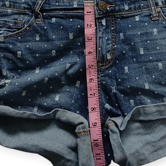 TORRID WOMEN'S SKULL POLKA DOTS  DISTRESSED BLUE DENIM JEANS SHORT. SIZE 16 - Picture 7 of 16